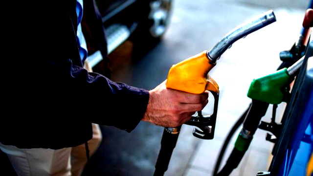 مع بداية الشهر المقبل- توقعات بتخفيض سعر الوقود في البلاد