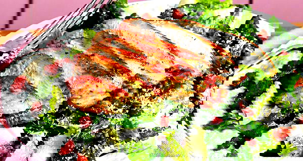 سلطة السيزر بمزيج من المكونات اللذيذة والنكهات المميزة 