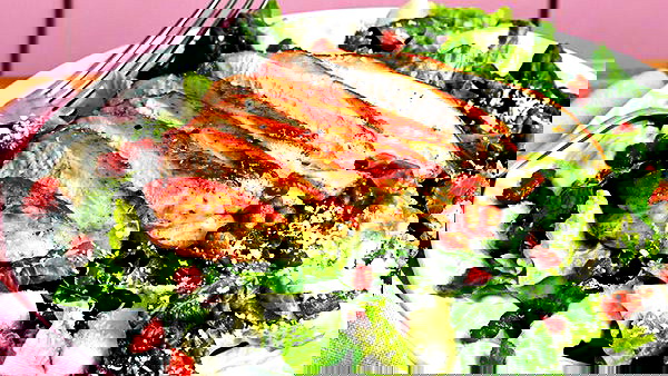 سلطة السيزر بمزيج من المكونات اللذيذة والنكهات المميزة