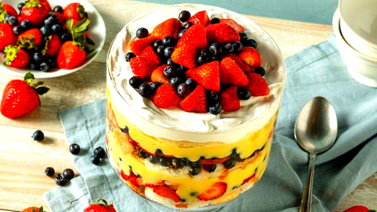 كعكة ترايفل- طبقات غنية بالكريمة المخفوقة والفاكهة الطازجة 