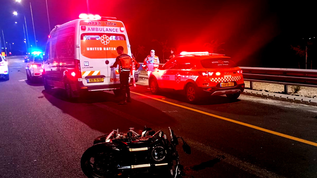 اصابة سائق دراجة نارية بجراح خطيرة بحادث طرق قرب مفرق احيهود