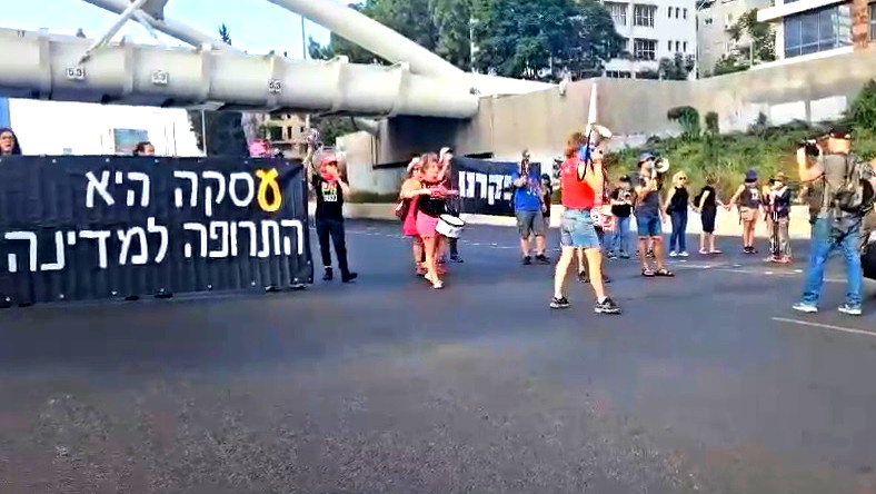 ماكرون: "قلوبنا مع الرهائن الذين تحتجزهم حماس منذ 300 يوم وفرنسا تواصل العمل من أجل إطلاق سراحهم"