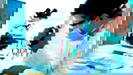 مقارنة بنظائره المستخدمة- روسيا تبتكر مركبًا جديدًا لعلاج هشاشة العظام واستعادة الأنسجة 