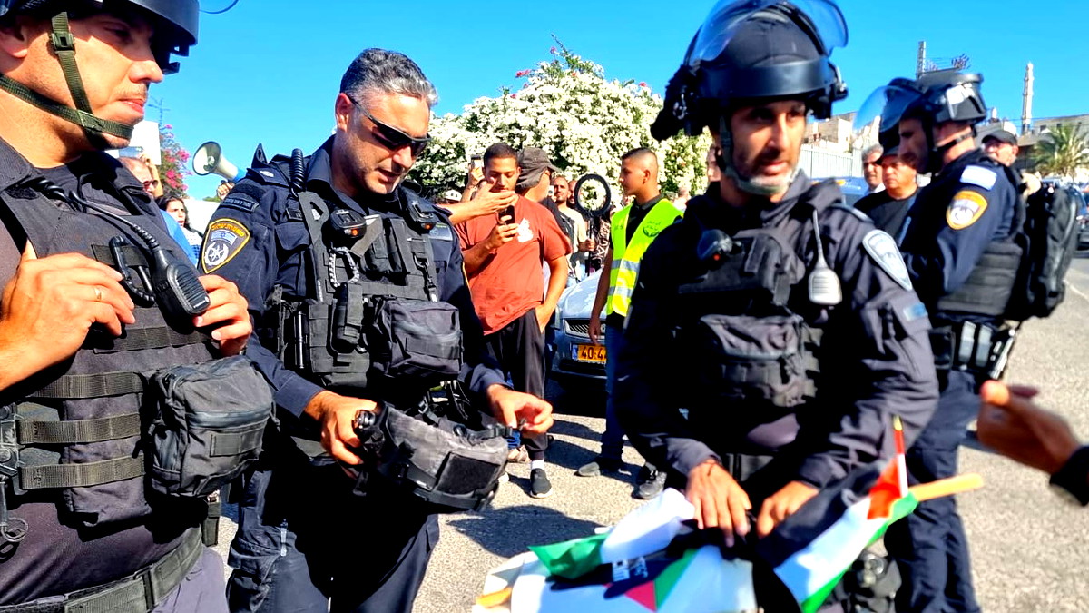 الشرطة: اعتقال 5 متظاهرين في أم الفحم بشبهة رفع أعلام فلسطين وهتافات ذات طابع تحريضي