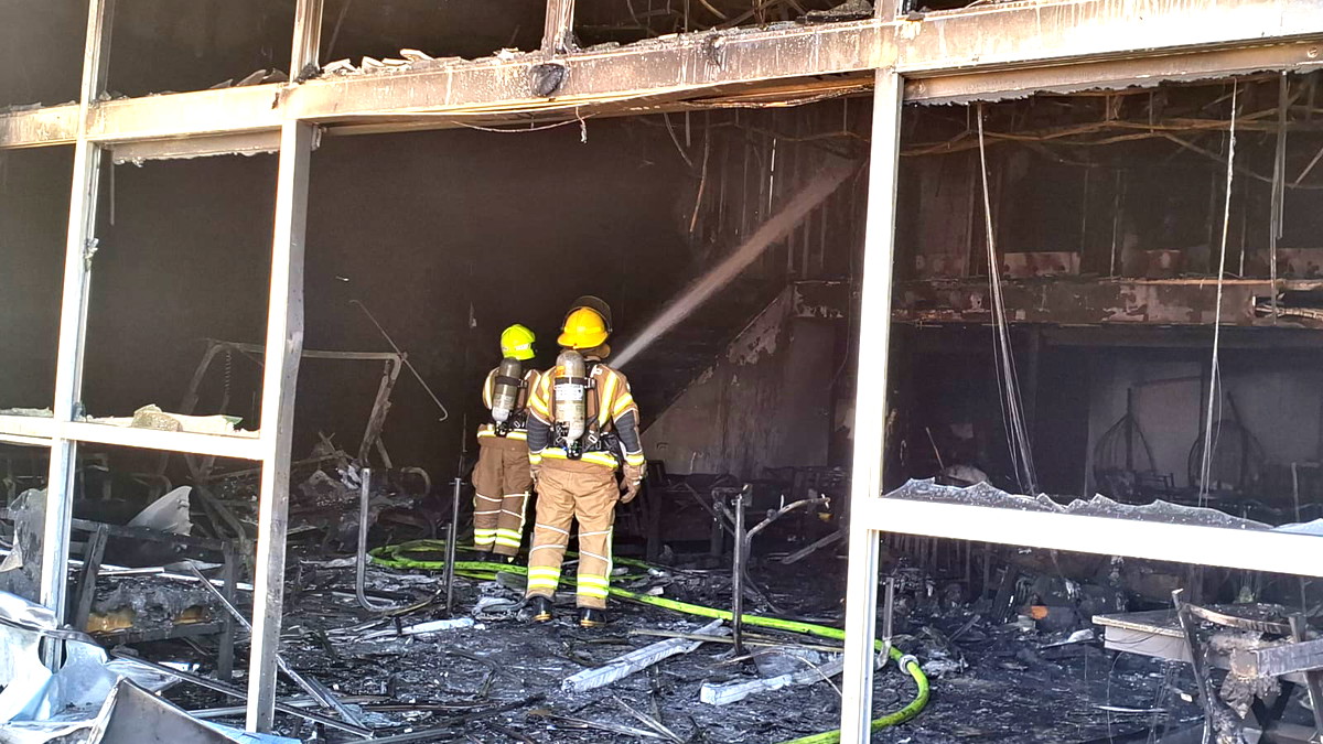 كفرقاسم: العديد من طواقم الإطفاء والانقاذ تعمل على اخماد حريق هائل اندلع داخل أحد المخازن في المدينة