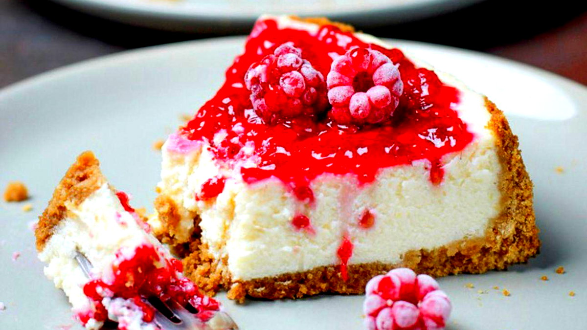 كعكة الجبنة- تشيز كيك بطبقات من الجبن الكريمي المُحلى والصلصة الطازجة