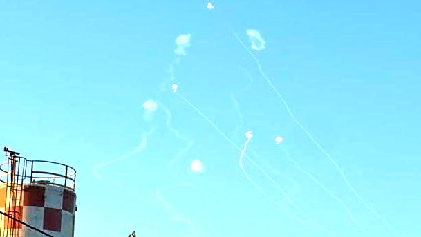 إطلاق عشرات الصواريخ من لبنان على أهداف في شمال إسرائيل بعد انتهاء خطاب نصر الله مباشرة