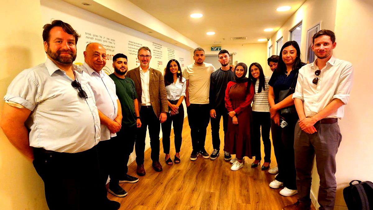 السفير البريطاني لدى اسرائيل سايمون وولترز يزور النقب: نحن ملتزمون بالاستماع الى جميع فئات المجتمع 