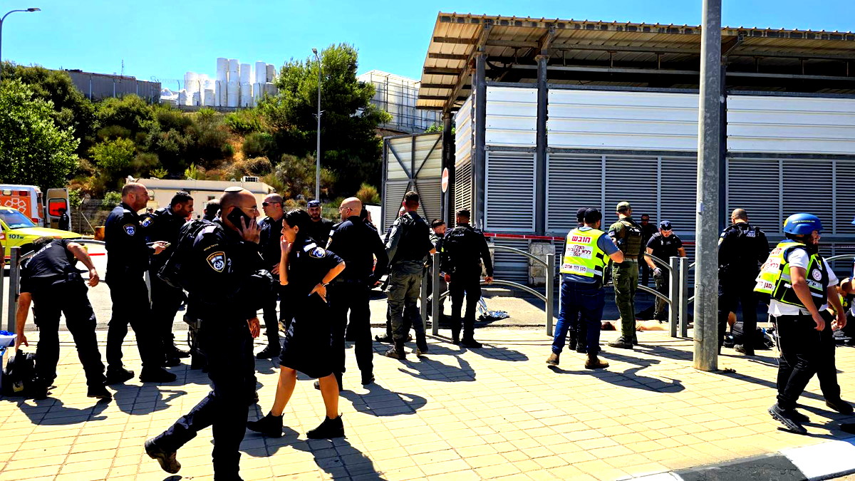 القدس: إصابة جندية إسرائيلية إثر عملية طعن بالقرب من حاجز الأنفاق في المدينة... تمّ تحييد المنفذ في المكان