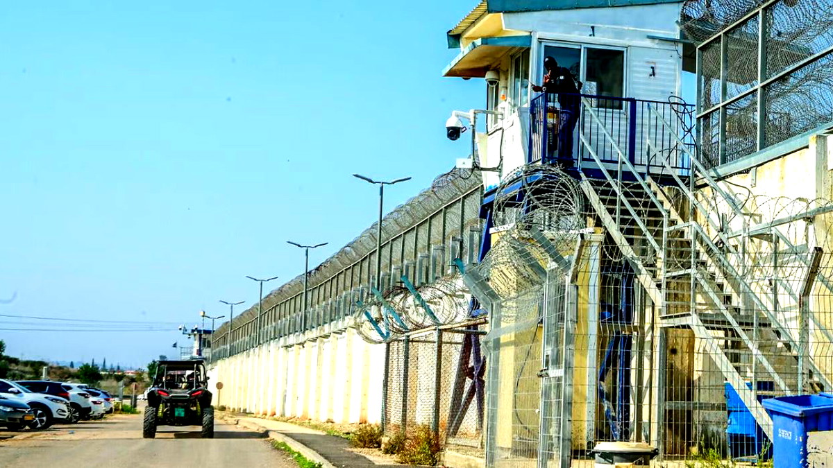 العليا الإسرائيلية تستأنف بالنظر حول قرار ينصّ على إغلاق سجن "سدي تيمان" الخاضع لسيطرة الجيش الإسرائيلي