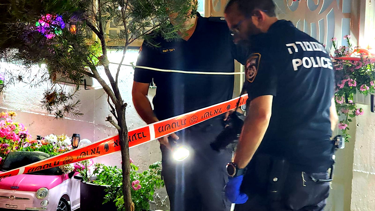 اتهام شاب من الطيرة بقتل قريبه طعنا حتى الموت بعد خلاف على تنظيف الرصيف