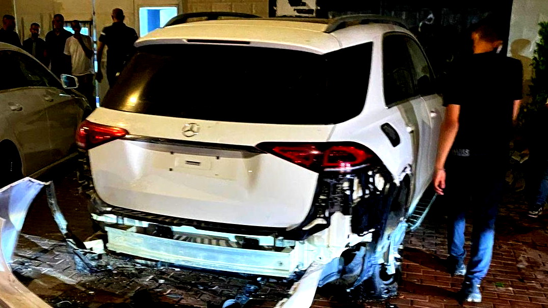 اكسال: اصابة شاب بجراح متوسطة اثر القاء قنبلة على سيارة