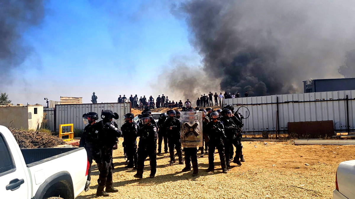 على خلفية سياسة الهدم| أم بطين: احتجاجات ومناوشات مع أفراد الشرطة والعطاونة يصرّح: هجمة عنصرية على أهلنا في النقب