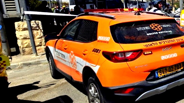 اصابة مسن (70 عامًا) بجراح حرجة اثر حادث طرق ذاتي في القدس