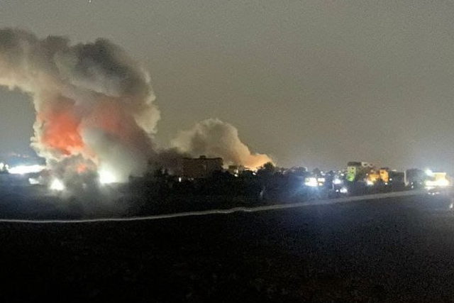 غارة إسرائيلية قوية تستهدف منزلًا في بلدة حناوية بمنطقة صور جنوب لبنان