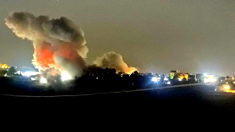غارة إسرائيلية قوية تستهدف منزلًا في بلدة حناوية بمنطقة صور جنوب لبنان