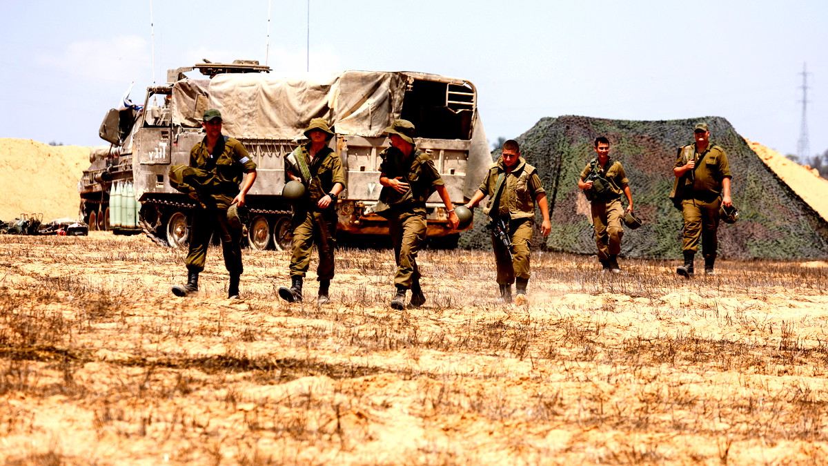 إصابة عشرة جنود إسرائيليين إثر انقلاب شاحنة في شماليّ البلاد... ومقتل جندي بقطاع غزة 