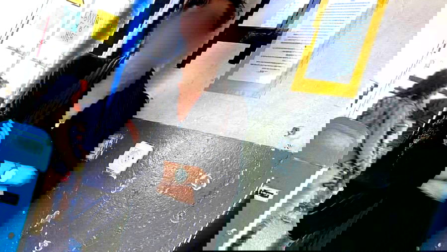 متنكرًا بزي إمرأة وبحوزته بطاقة هوية إسرائيلية- القبض على شاب (17 عامًا) من الضفة الغربية 