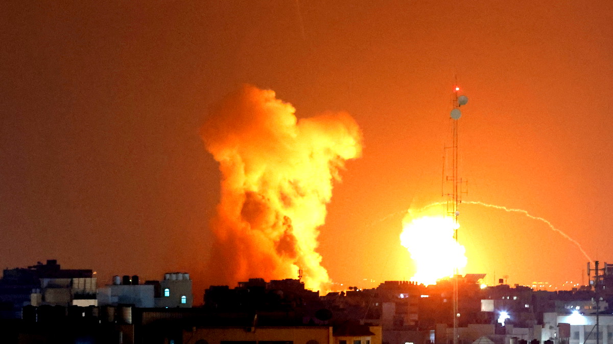 الجيش الإسرائيلي يصرح: إغتلنا قياديًا في الأمن العام لحركة حماس... والعشرات من الضحايا إثر غارات وسط القطاع بزعم الجيش قصف مقرات تابعة لحماس