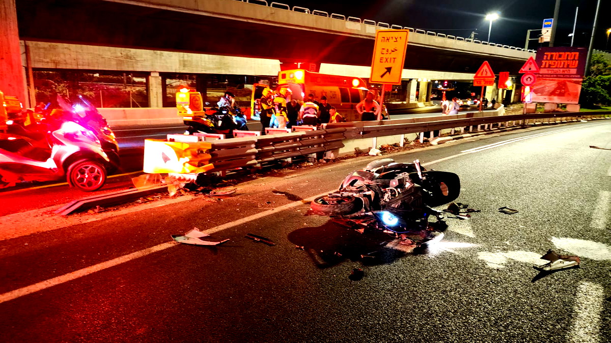 مركز البلاد: إصابة شاب (20 عامًا) إثر انزلاق دراجة نارية الليلة الماضية على شارع 20... حالته متوسّطة