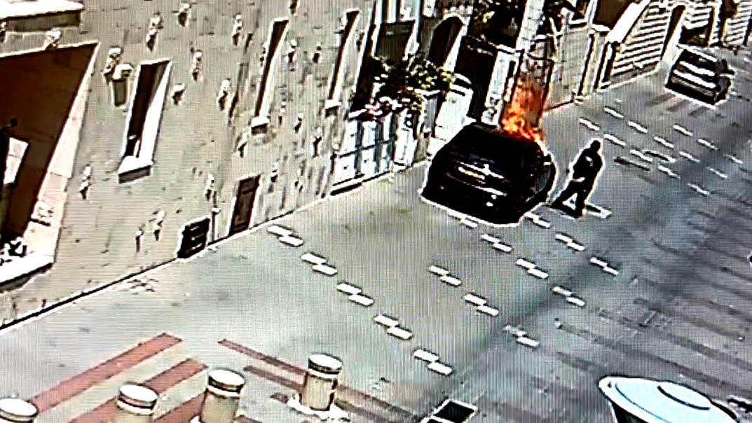 فيديو- اتهام رجل من عكا باضرام النيران في سيارة