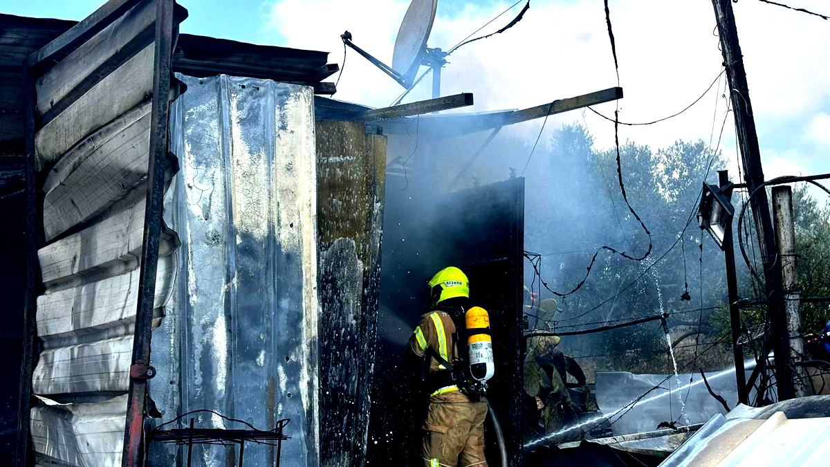 كفرقرع: العديد من فرق الإطفاء والانقاذ تعمل على إخماد حريق شبّ داخل اسطبل للخيول وعدد من البيوت المتنقلة