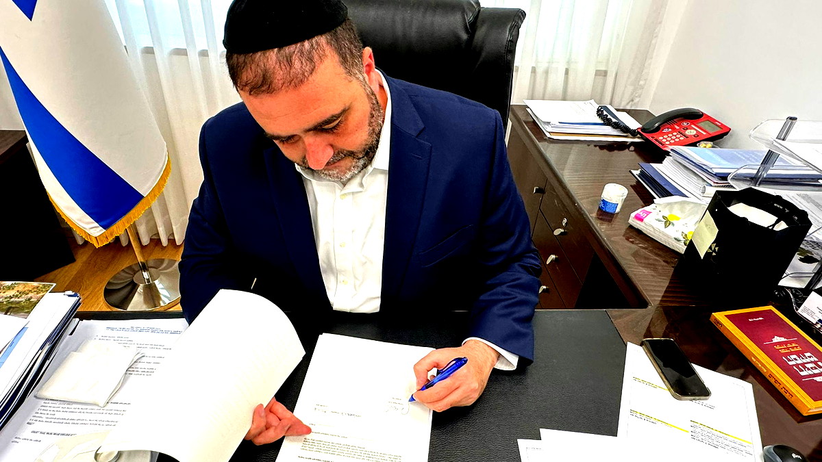 وزير الدّاخلية الإسرائيلي موشيه أربيل يوقّع تسعة أوامر لتوصيل شبكة الكهرباء في البلدات الدرزية والشركسية