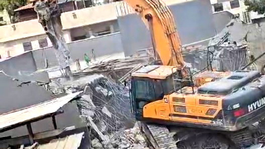 بحجّة البناء غير المرخص- هدم منزل في مدينة اللد وسط حماية معزّزة من قوات الشرطة