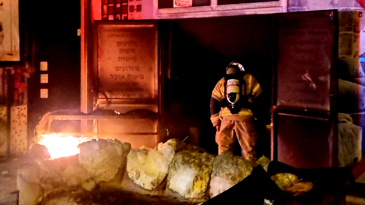 حيفا: حريق كبير في معرض أثاث بمنطقة تشيك بوست