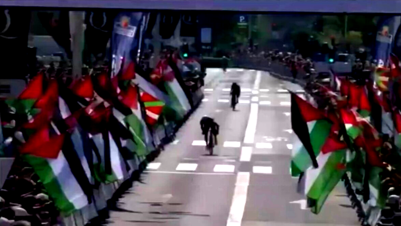  استقبال فريق دراجات إسرائيلي بالأعلام الفلسطينية خلال سباق "دونوستيا كلاسيكا" شماليّ إسبانيا