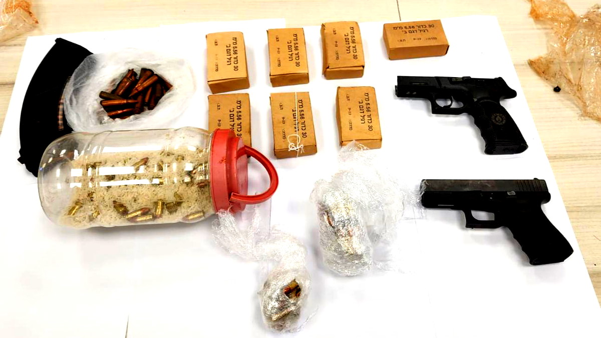 عقب نشاط للشرطة في دير حنا| ضبط عبوات ناسفة وثلاث قطع سلاح... اعتقال مشتبهين (20 ،31 عامًا)