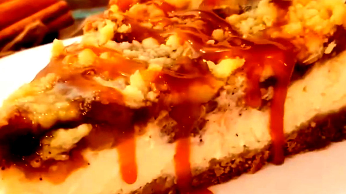 استمتعوا بكعكة التفاح والقرفة الشّهية مع كوب من القهوة أو الشاي