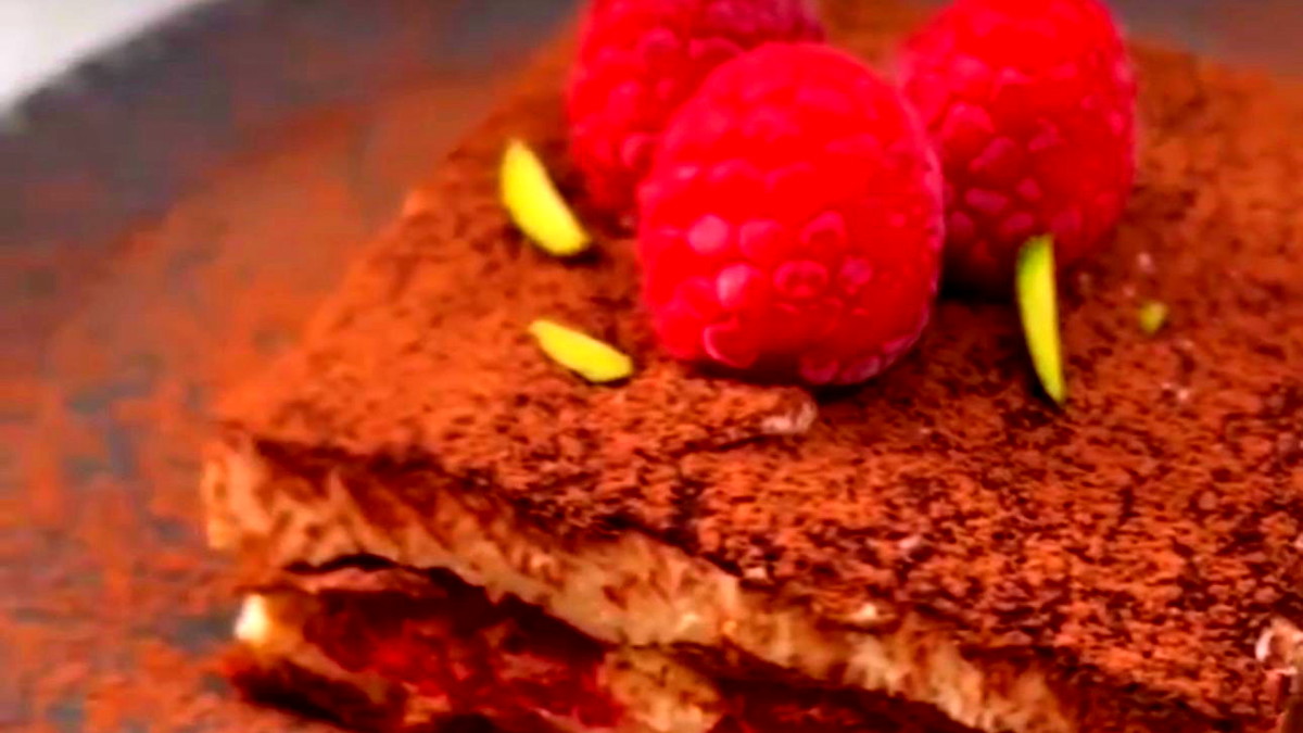 كعكة تيراميسو التوت: حلوة منعشة بطعم القهوة والصلصلة الطازجة