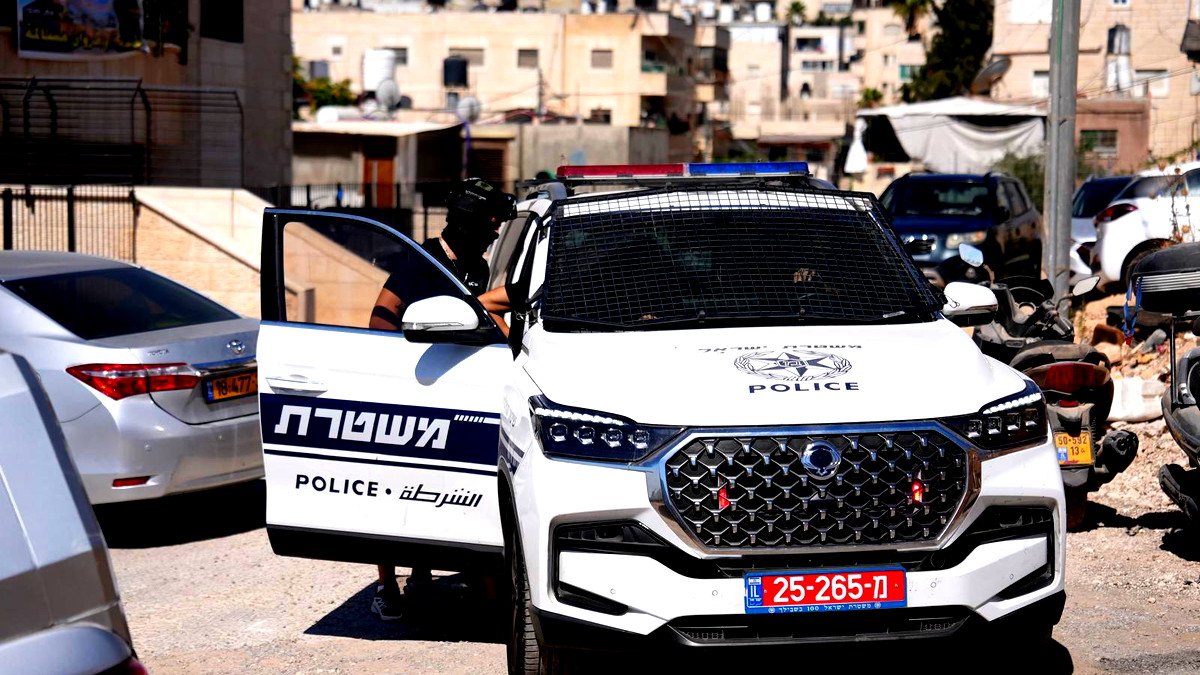 الشرطة الإسرائيلية- لواء القدس: تقديم لائحة اتهام لشابين بزعم الإخلال بالأمن العام وتدمير أملاك خاصة على خلفية قومية