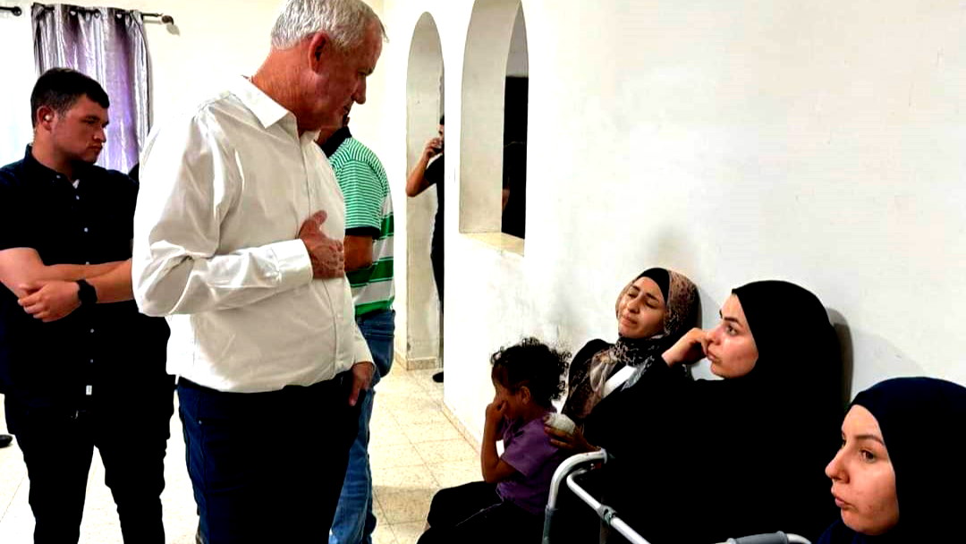 بيني غانتس في زيارة للنساء من سكان رهط عقب الاعتداء عليهن من قبل مستوطنين في الضفة الغربية