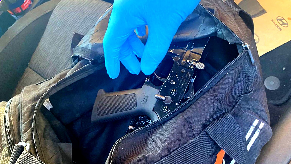 القيا مِفتاح السّيارة في قناة الصّرف الصّحي وفرا هاربين- اعتقال شابين (26 ،22 عامًا) من سخنين بحيازة سلاح وكمية كبيرة من الذخيرة