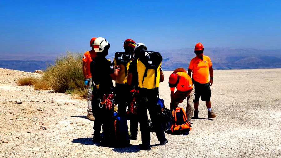 تخليص متنزهين علقوا في جدول للمياه في صحراء يهودا