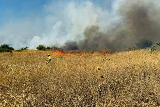طواقم الإطفاء والإنقاذ تعمل على إخماد العديد من الحرائق جراء سقوط قذائف صاروخية أطلقت من لبنان