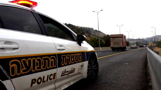 تظاهروا بأنهم ممثلون عن شركة- وأخذوا بطاقات الائتمان منهم... لوائح إتهام ضد مشتبه بهم في عملية إحتيال لشباب من المركز