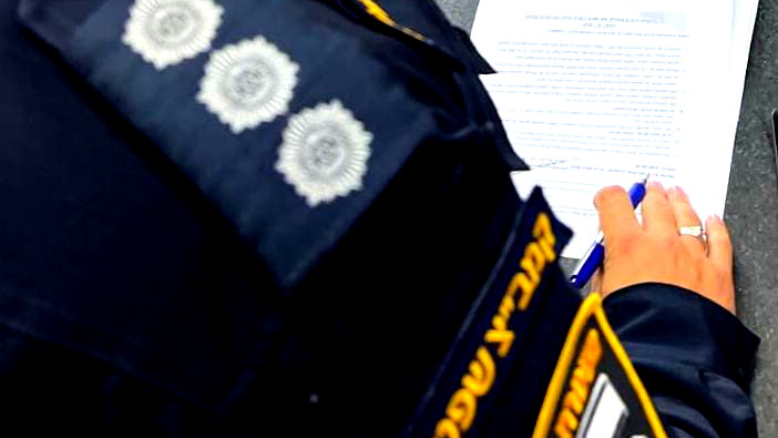 إغلاق متجر لبيع المواد الغذائية في القدس... بعد تشغيل عمال غير شرعيين