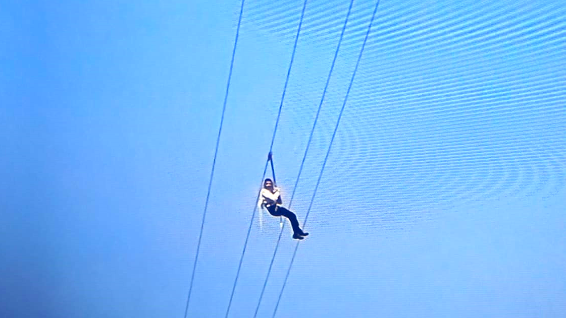 فيديو| القدس: تخليص عالق عن علو شاهق