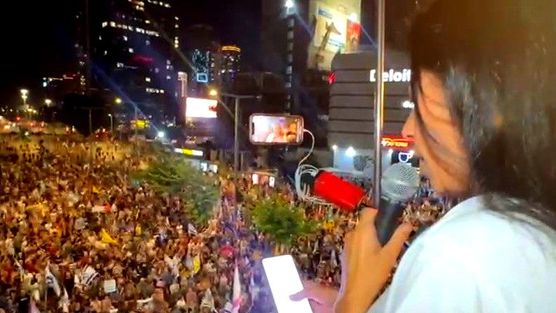 عائلات الأسرى الإسرائيليين تتظاهر في تل أبيب للمطالبة بصفقة تبادل