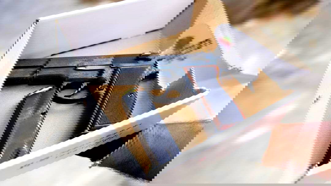 توثيق بالفيديو|  اعتقال شاب بشبهة حيازة سلاح وذخيرة بشكل غير قانوني عقب تفتيش منزل محامي من الشّمال