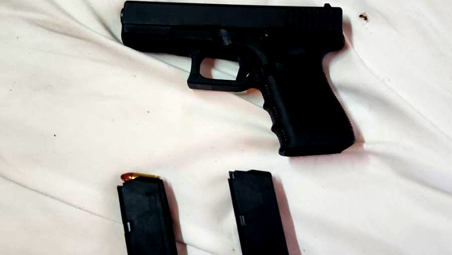 توثيق بالفيديو- لائحة اتّهام ضدّ مغني من بلدات الشّمال بحيازة سلاح وكمية كبيرة من الذخيرة داخل منزله