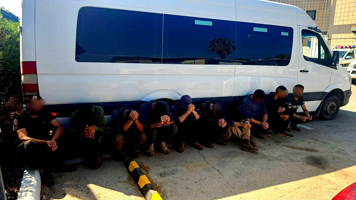 تقديم لوائح اتّهام ضدّ عمال من سكان الضّفة الغربية عقب ضبطهم يقيمون في البلاد بدون تصريح