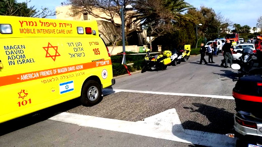 منطقة المركز: إصابة رجل في الأربعينيات من عمره بجروح خطيرة إثر سقوطه عن علو أربعة طوابق