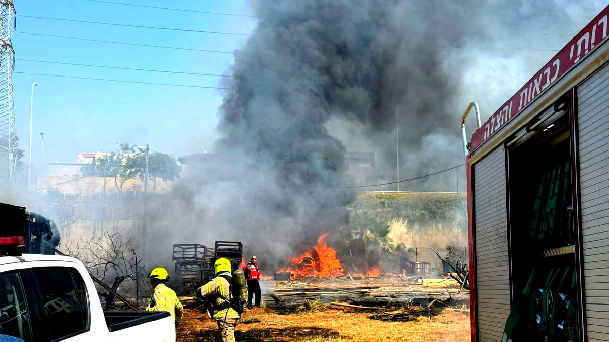 فيديو| بيتح تكفا: طواقم الاطفاء والانقاذ تطفئ حريق كبير التهم مخزن وأدوات زراعية 
