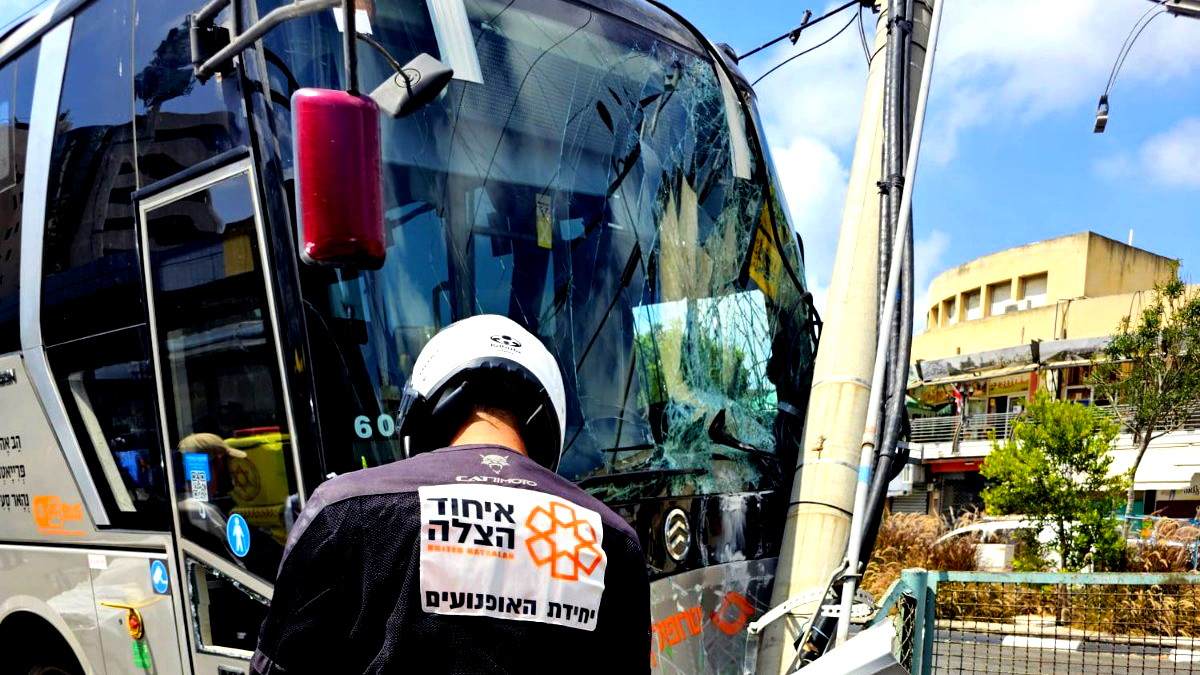 فقد الوعي اثناء القيادة.. نتانيا: عمليات انعاش لسائق حافلة (45 عامًا) من ام الفحم- حالته خطيرة