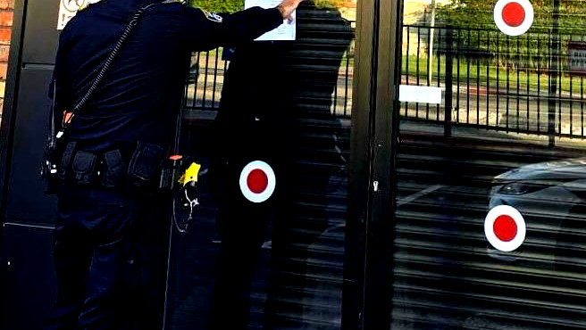 حولون: الشرطة الإسرائيلية تغلق مطعم لمدة 30 يومًا بعد العثور على عمال غير شرعيين في المكان 