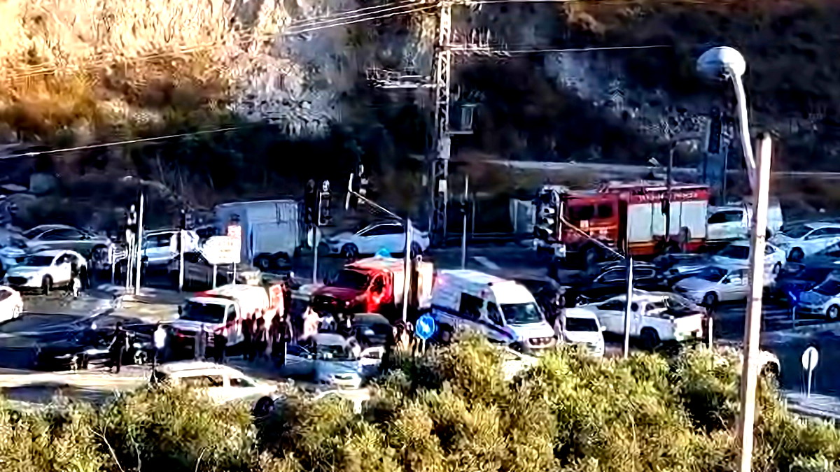 اصابة 6 اشخاص بجراح متفاوتة اثر حادث طرق على شارع 65 قرب مفرق المشيرفة